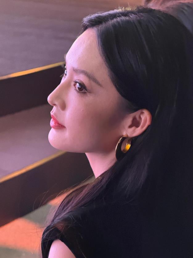 李沁“一脸苦相”算不算大美女?看看她和舒淇站在一起就有答案了