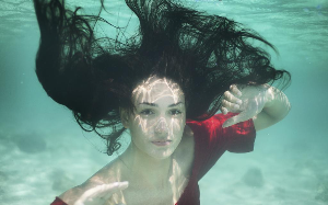 我是最美舞蹈生，却被嫉妒我美貌的同班女生扔进了海里喂鱼