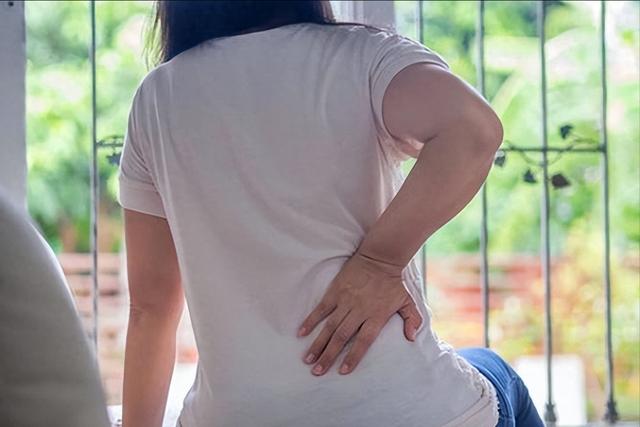 大妈泡脚时加艾草,坚持6个月后,身体产生3个变化,医生直呼神奇