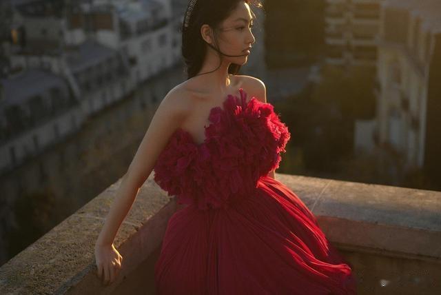 影帝任达华女儿红裙庆生！晒一家三口合照！名下30个房产赠爱女