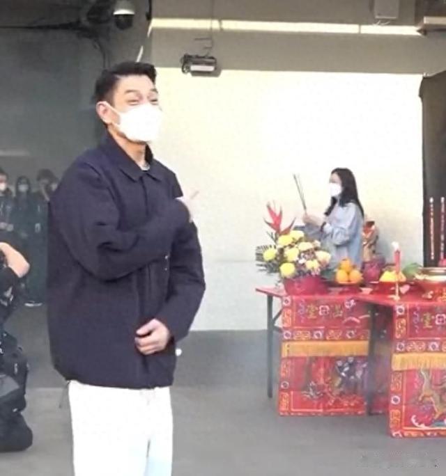 63岁刘德华携妻子现身拜神！朱丽蒨气质出众，刘德华很懂礼节！