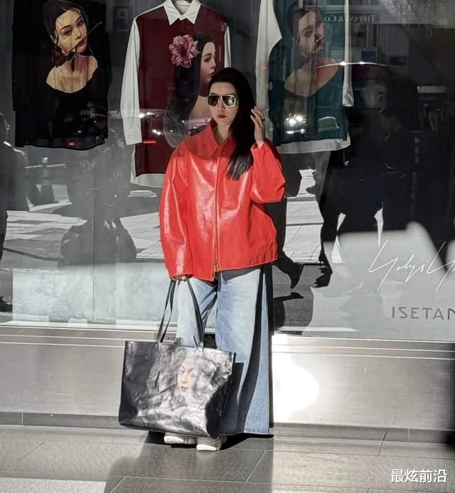 43岁范冰冰美到日本去了，穿黑色皮衣又酷又美，比在场男士都霸气