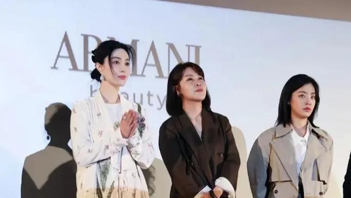 43岁范冰冰柏林惊艳亮相，重工刺绣长衫展东方美学，转型获赞重塑演技巅峰！