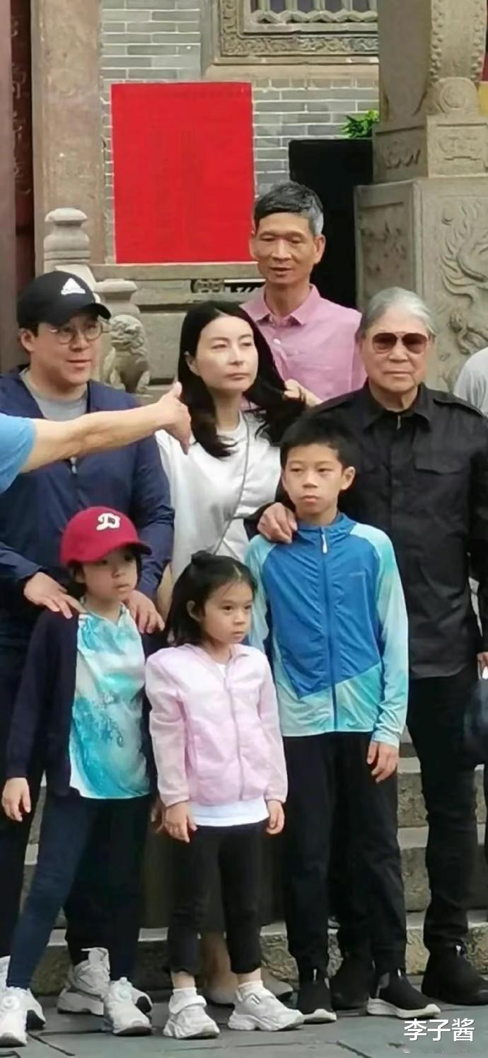 有点害羞！霍中曦观看国际七榄银剑赛，被爸爸霍启刚拿着手比手势