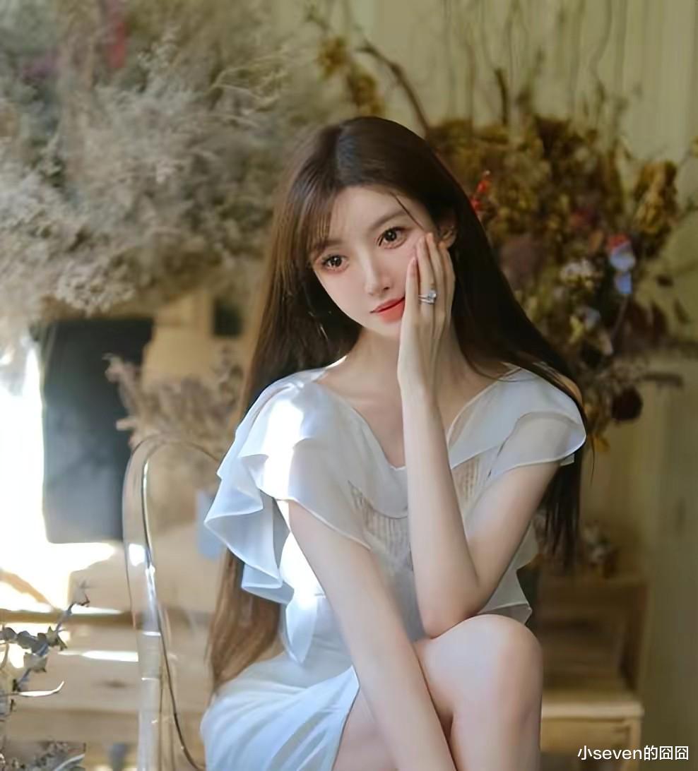 35岁杨颖近照曝光，出席某车展当车模，回归老本行比叶珂好看多了