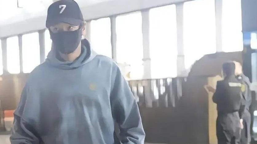 黄晓明风波后首露面，一万块钱的裤子遭网友疯狂调侃！