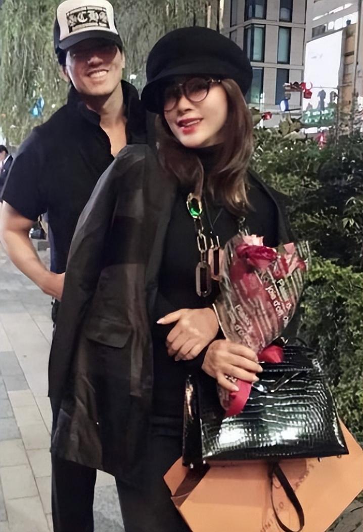 言承旭被曝母子恋？甜蜜合照曝光，女方眼睛看直了