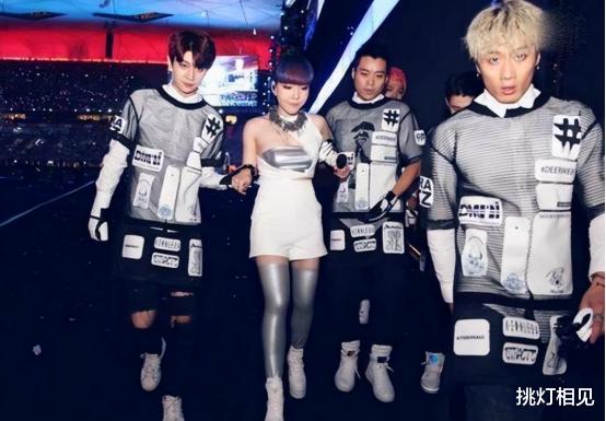 还以为自己很红,结果却被现实“啪啪打脸”,隔着屏幕都觉得尴尬