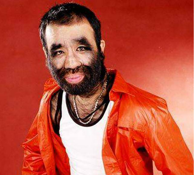 毛孩于震寰42岁娶美娇妻，不顾阻拦冒险生娃，儿子长相出人意料！