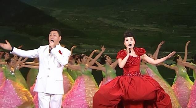 她是第一位博士级歌唱家,12次荣登春晚,丈夫的身份更是深藏不露