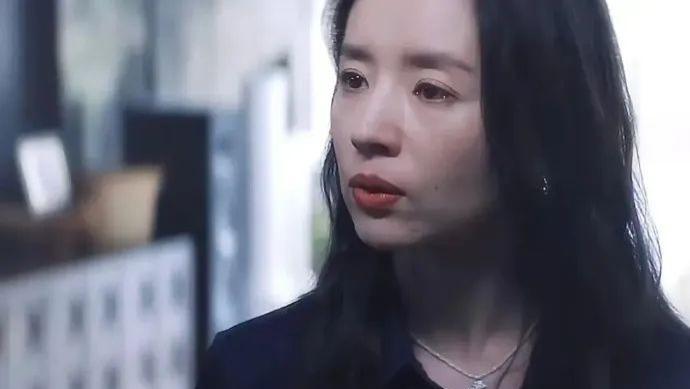 董洁出轨的王大治，已是导演，跟性感苗圃合体，怪不得董洁喜欢他