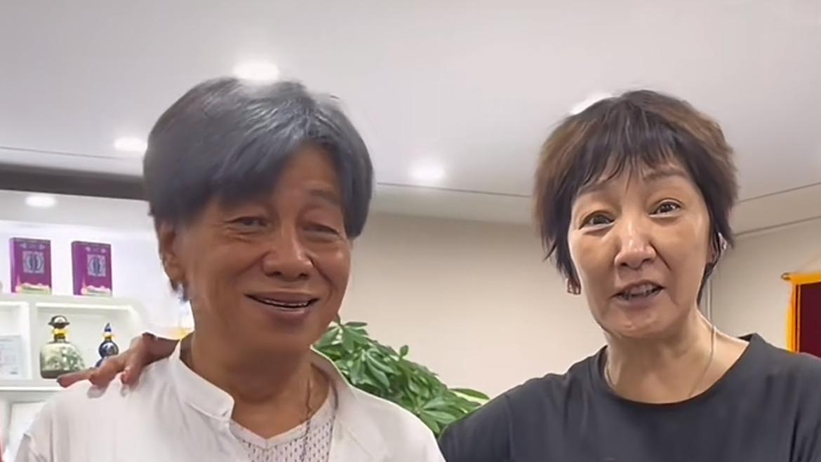 59岁“李莫愁”与梁小龙聚会！颜值崩塌认不出，与李若彤似两代人