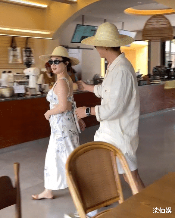 霍思燕云南游玩被路人拍下真实身材：富态得像怀孕！杜江小心呵护