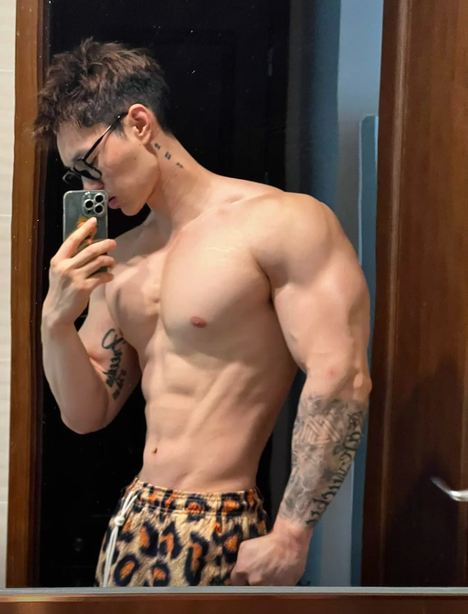 江苏健身网红,男友臂让人羡慕,男人如何练肌肉?