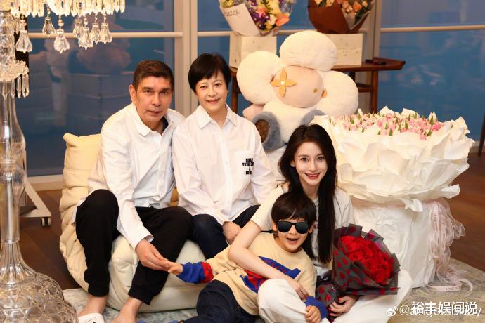 Angelababy晒全家福庆生！7岁小海绵暴风抽高，手牵外公好暖心