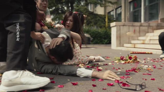 央视《玫瑰的故事》开播,冲着刘亦菲去的,却被42岁女二号惊艳了