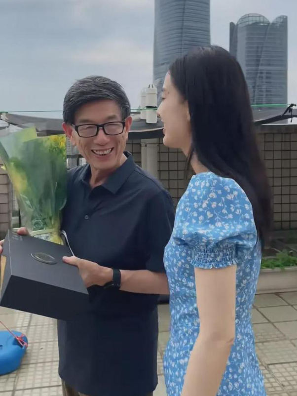 太壕了！黄圣依晒与父亲合影，娘家豪宅全曝光，露台超大种满花菜