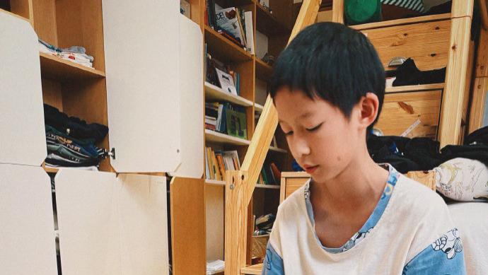 姚晨晒11岁儿子近照，土豆越长越像爸爸曹郁，父子俩似复制粘贴