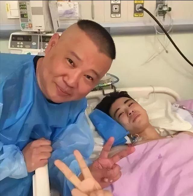 2025德云社封箱演出上热搜了!台上近百人比不了一个张云雷