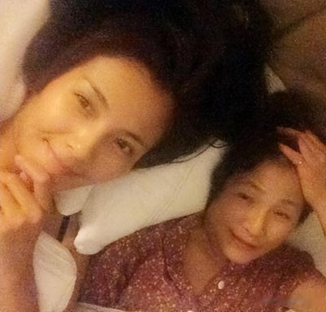 45岁陈好现身北京,衣着邋遢三角区显眼,网友:怎么老成这样了!