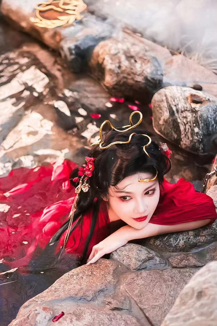 《与凤行》她一身红衣美得冒泡，3搭赵丽颖火了，真的是媚骨天成