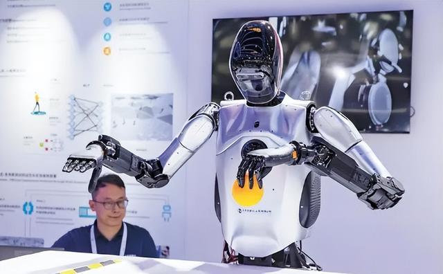 红衣少年质问李彦宏，获全网1000多万点赞，却被百度“关小黑屋”