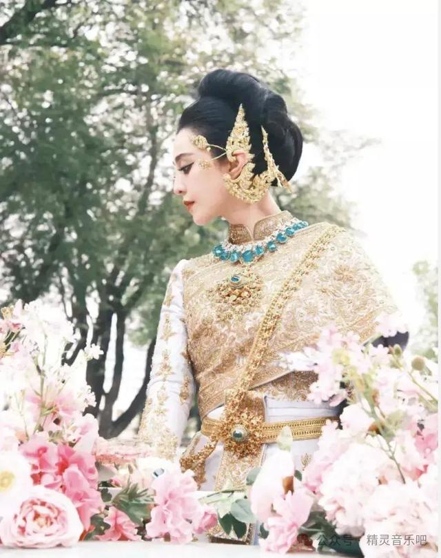 范冰冰泰国惊艳亮相!宋干节上成焦点,网友惊呼:霸气范爷回来