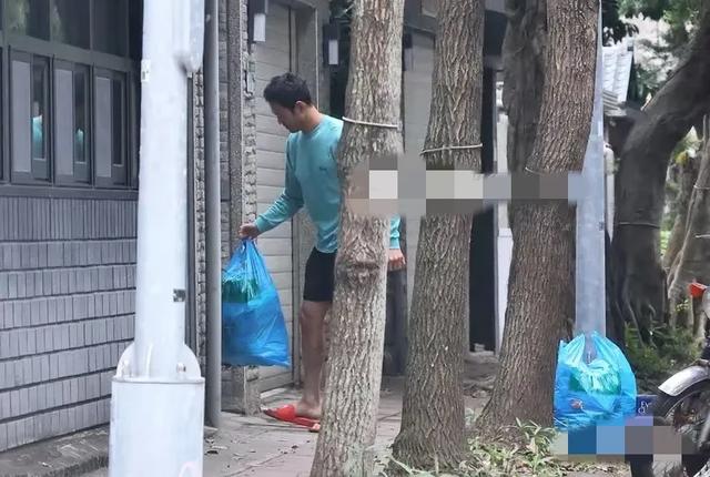 阮经天过年期间被媒体拍到,穿红拖鞋扔垃圾,胡子拉碴偷感十足