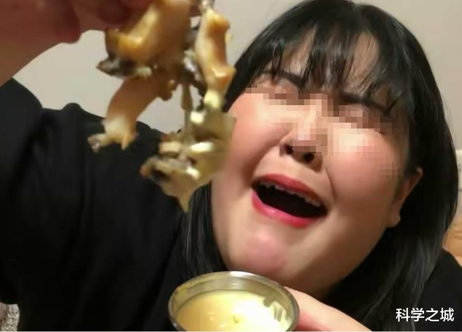 24岁网红吃播突然猝死，血管畸形腹部胀大，尸检时胃里塞满食物