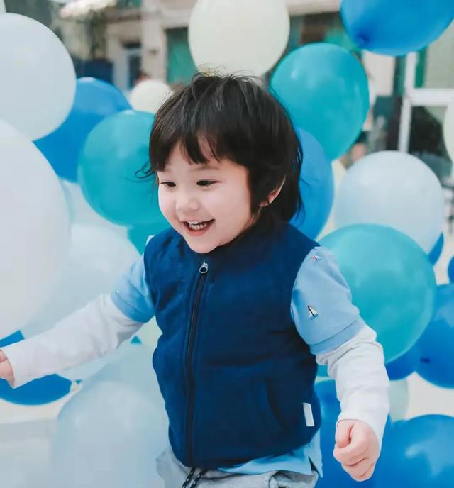 郑嘉颖携小娇妻为小儿子庆祝两岁生日,一家五口同框温馨又幸福