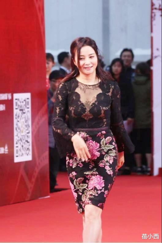 55岁陶红医美后好年轻像28岁,穿抹胸裙+短发走红毯,真是洗眼睛