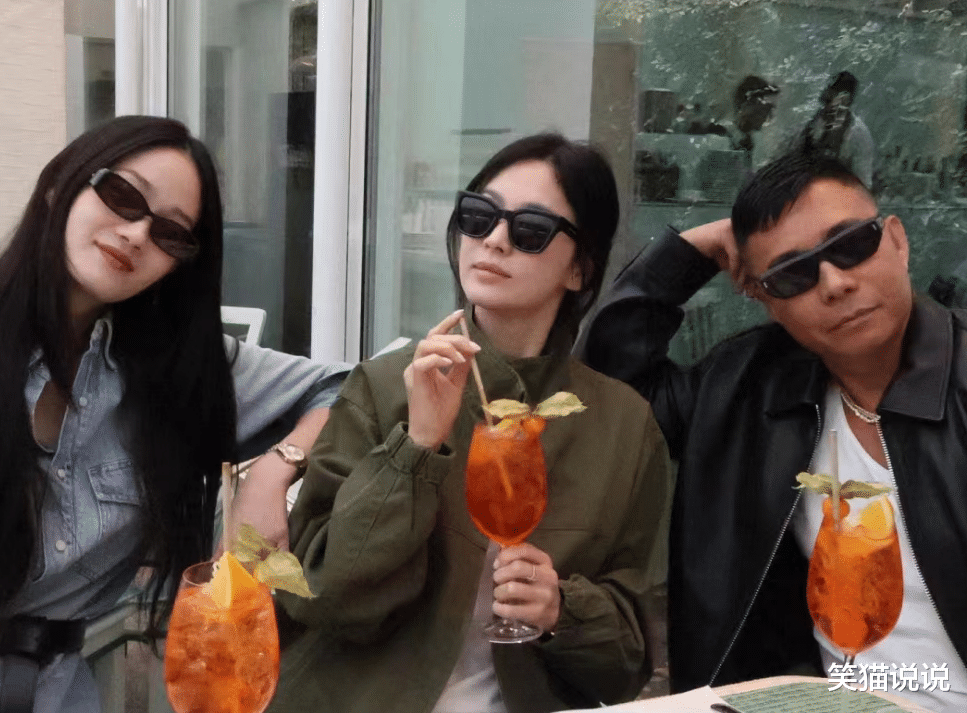 宋慧乔与好友相聚,夹克衫牛仔裤好休闲,下蹲拍照好可爱!