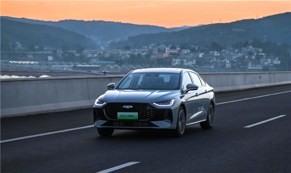?这款A8L今日上市！C-DM续航2300km，剑指比亚迪秦L DM-i