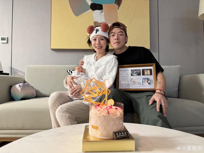 黄雅莉晒全家福为儿庆满月礼,产后瘦身有成,王皓弹吉他扮酷助兴
