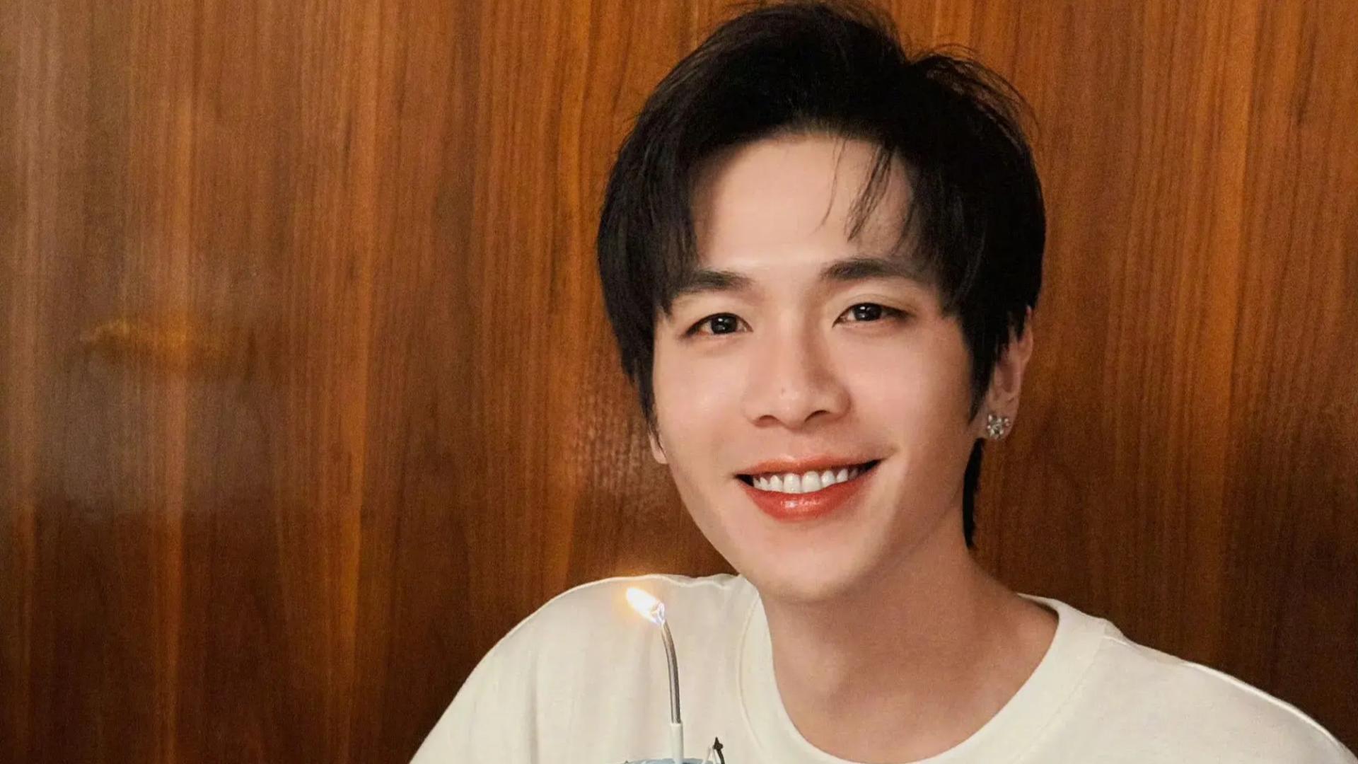 张若昀晒36岁庆生照，生日美甲太惹眼，唐艺昕做的钓鱼蛋糕好浪漫