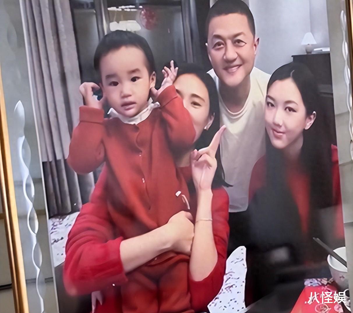 李亚鹏全家福曝光,李嫣表现文静乖巧,与大16岁海哈金喜处成姐妹