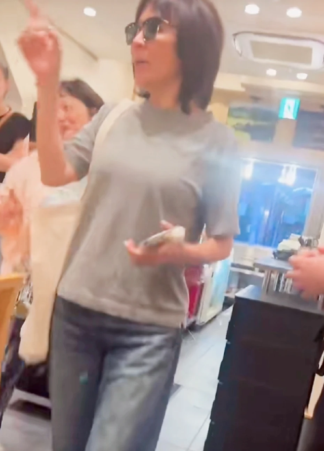 梁朝伟夫妇日本吃饭被偶遇！全程低调，无儿女对方就是唯一的陪伴