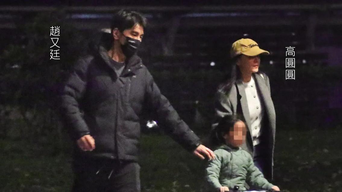 高圆圆勾着老公脖子，隔口罩与赵又廷亲吻，身旁女儿见惯了很淡定