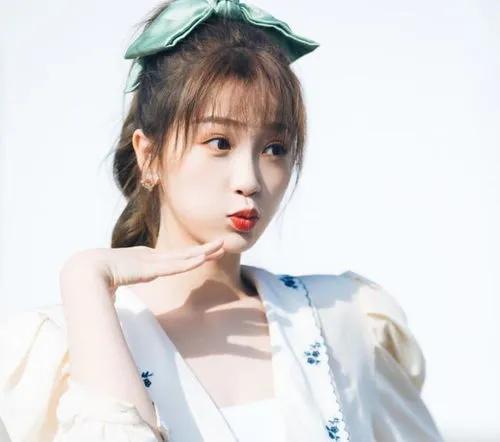 虞书欣新剧婚服美图曝光,眼眶含泪惹人怜爱