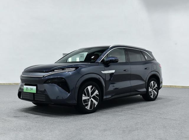 国产旗舰SUV，车长5040mm，三排七座布局，还标配高阶智驾