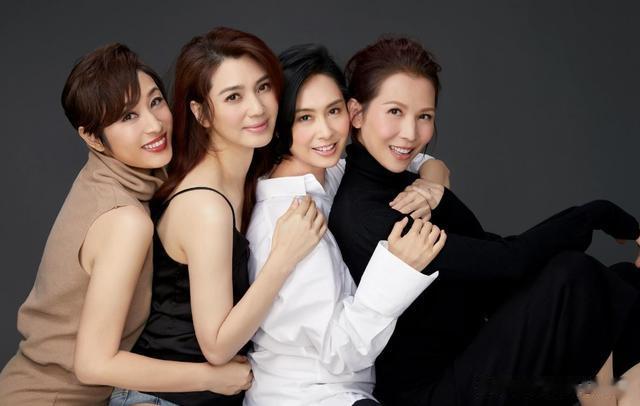 蔡少芬陈法蓉洪欣逛街被偶遇,仨人都是又高又瘦,生图状态好年轻