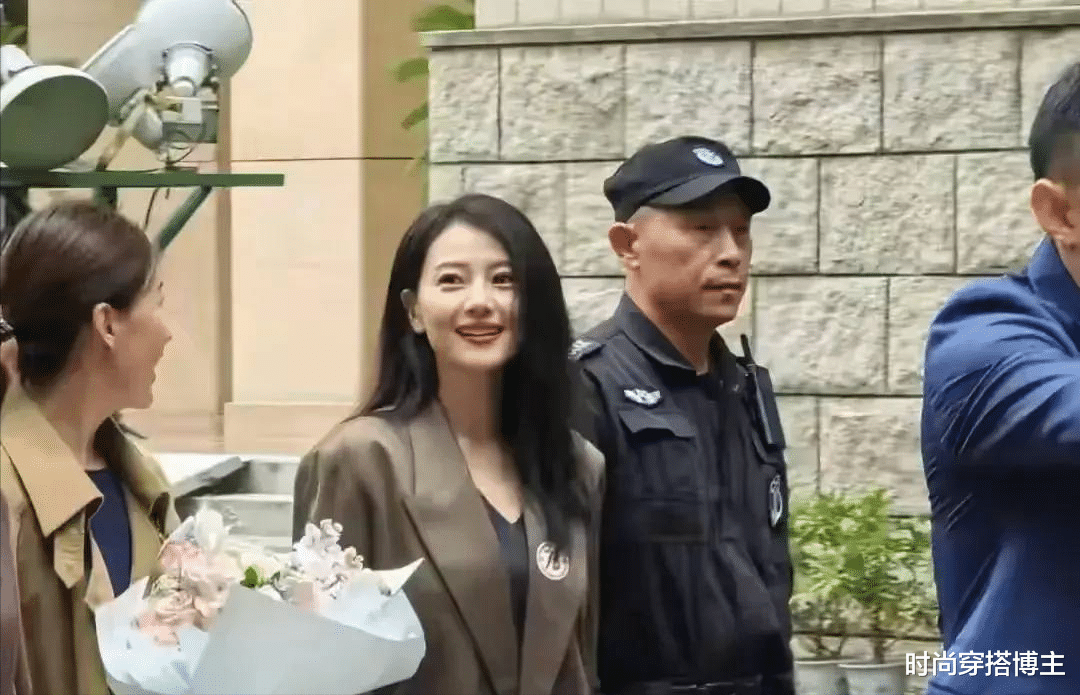 45岁高圆圆回母校参加校庆，穿西装还有学生气，跟领导坐一起有排面