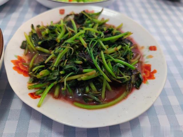 江西县城一家三口的午饭,两荤两素,15分钟搞定,网友:是个狠人