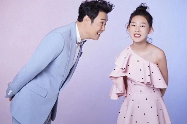 小沈阳女儿变脸式长大！五官立体身材火辣，穿露脐装和爸一般高