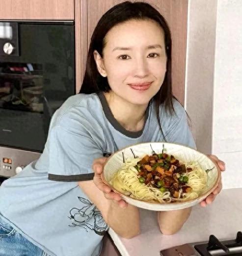 董洁的菌菇素面火了,6万网友纷纷点赞,网友:看着香,改天试试