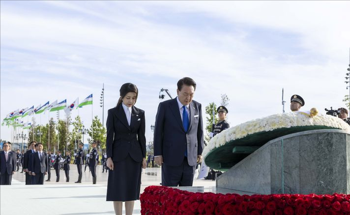 韩国第一夫人美到乌兹别克斯坦了!穿纱裙把人美到,嫩成小仙女了
