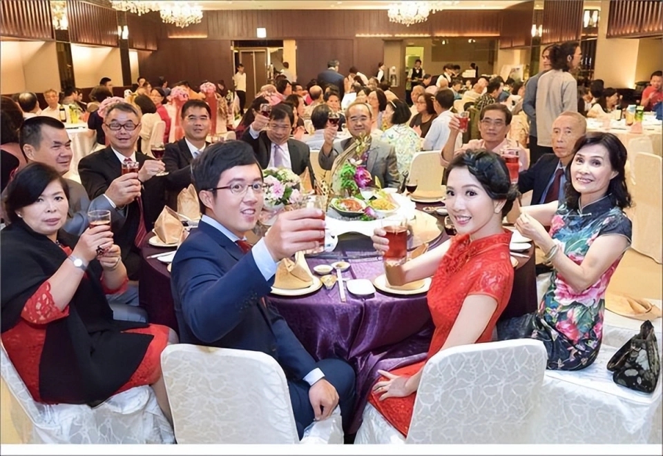 老员工结婚,同事随礼600我随5000,不到一个月我竟“升”职了