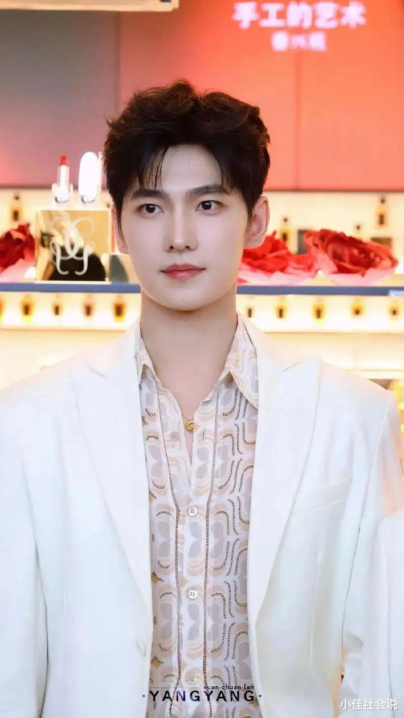 杨洋过年开车回安徽老家！坐在村头台阶上看打篮球，人群中超惊艳