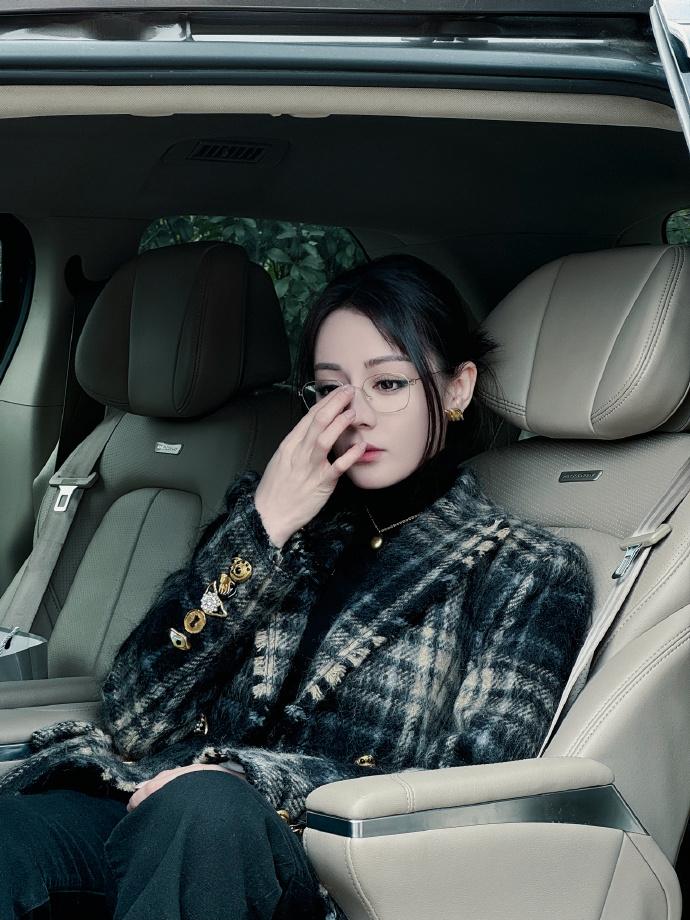 迪丽热巴黑金look惊艳红毯,满分时尚松弛感魅力惊人