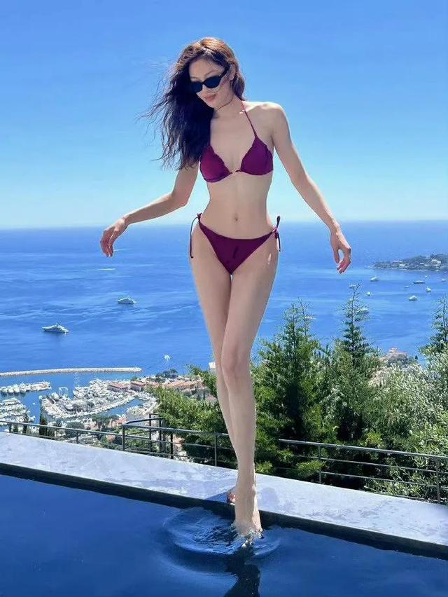 她被冯小刚捧红,成龙接着捧, 洪金宝等着捧,为啥大佬都偏爱她